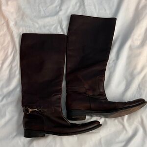 Elegant Burberry Riding Boots